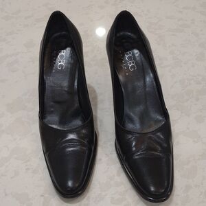 BCBG. Black Leather Pump. Size 8M.